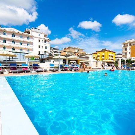 Hotel Tokio Village Lido Di Savio Buitenkant foto