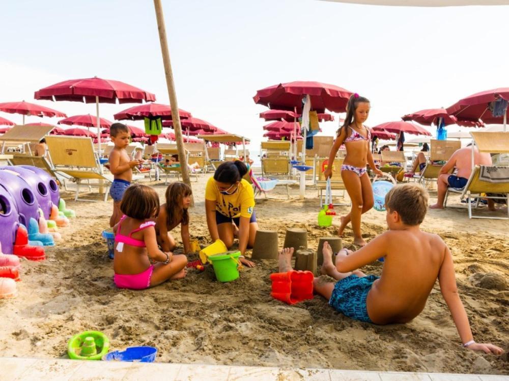Hotel Tokio Village Lido Di Savio Buitenkant foto