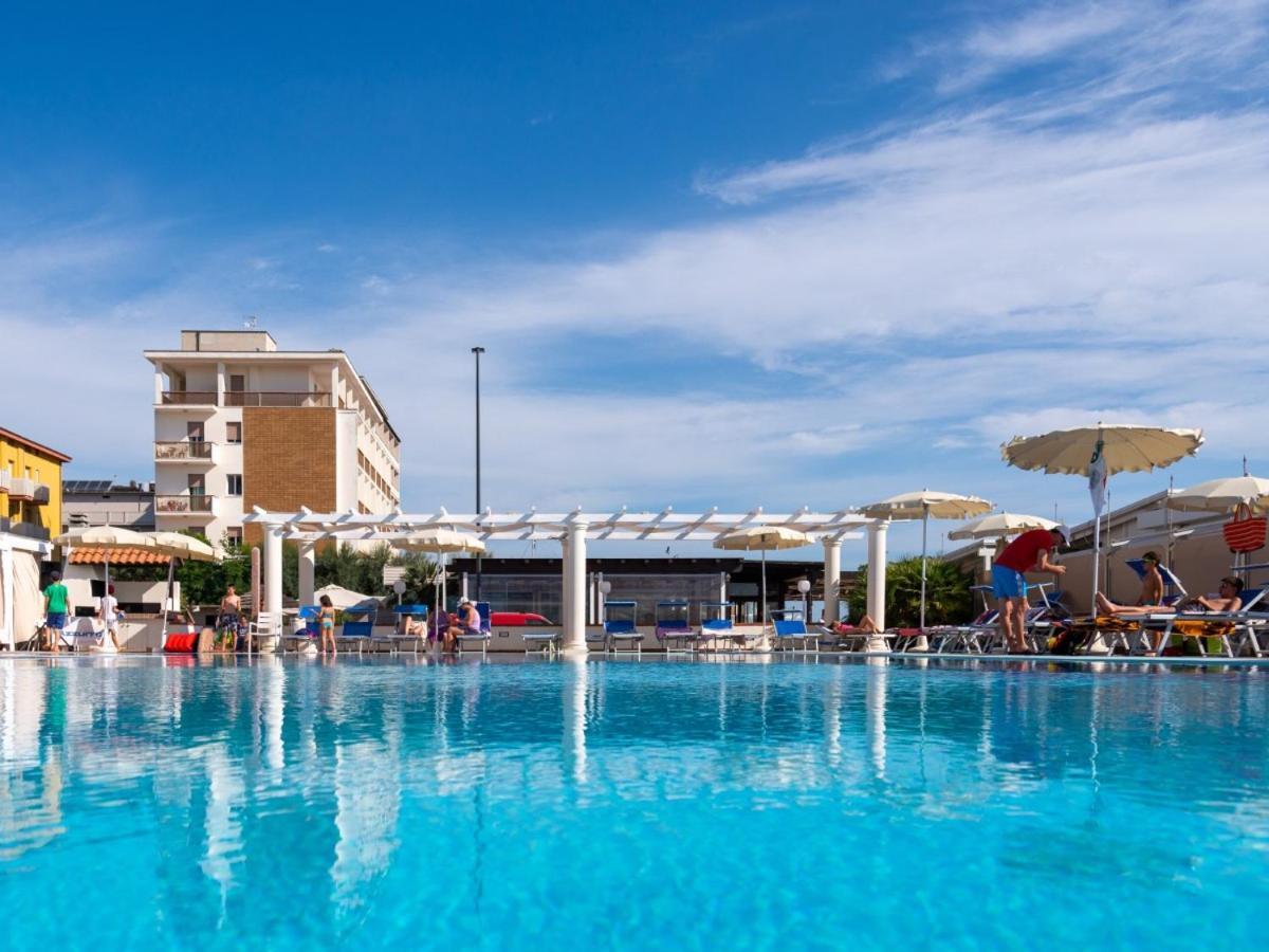 Hotel Tokio Village Lido Di Savio Buitenkant foto