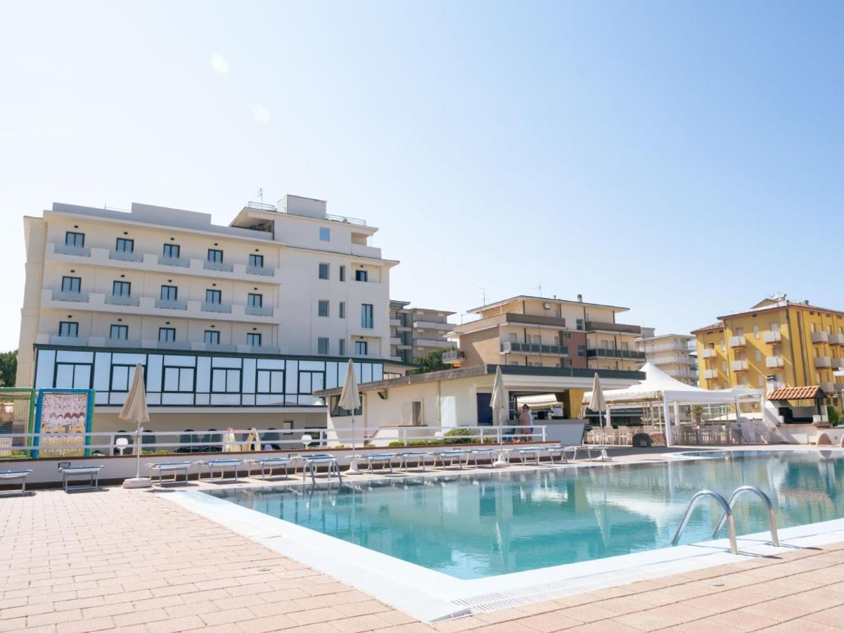 Hotel Tokio Village Lido Di Savio Buitenkant foto