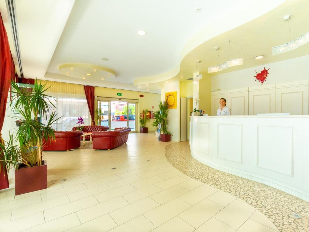 Hotel Tokio Village Lido Di Savio Buitenkant foto