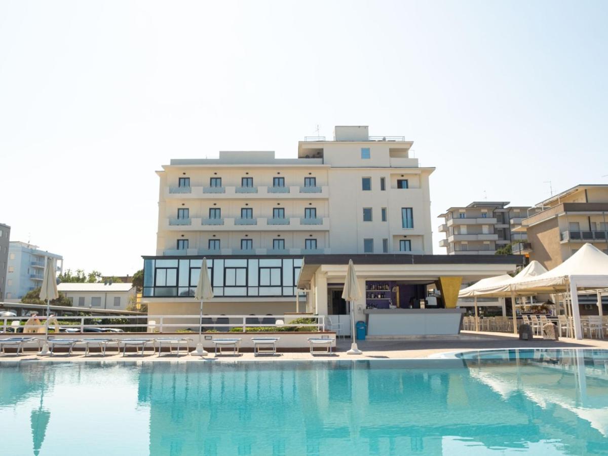 Hotel Tokio Village Lido Di Savio Buitenkant foto