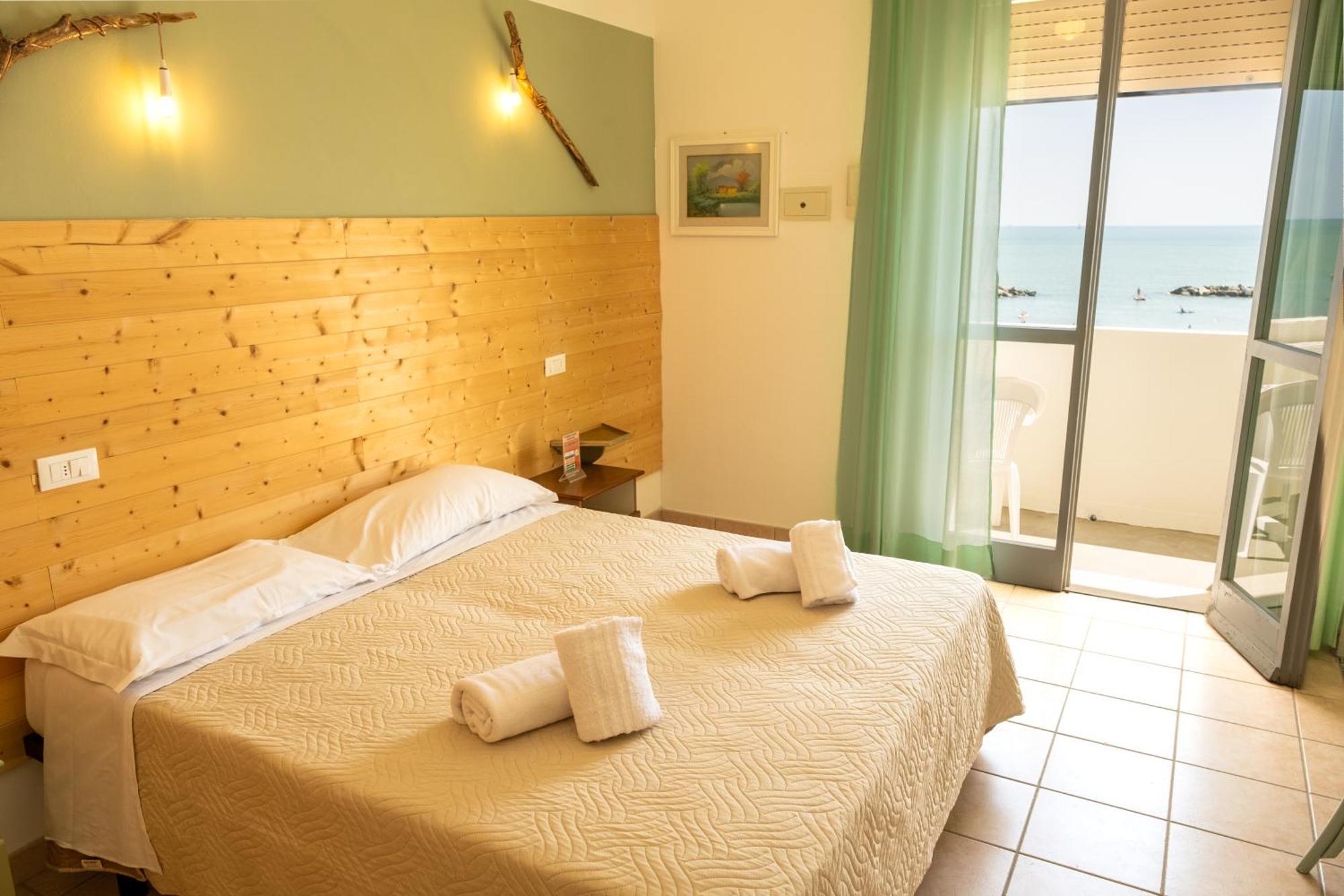 Hotel Tokio Village Lido Di Savio Buitenkant foto