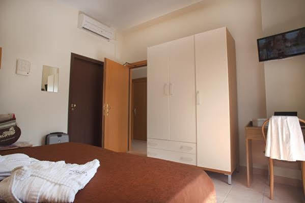 Hotel Tokio Village Lido Di Savio Buitenkant foto