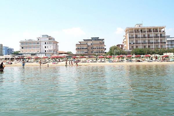 Hotel Tokio Village Lido Di Savio Buitenkant foto
